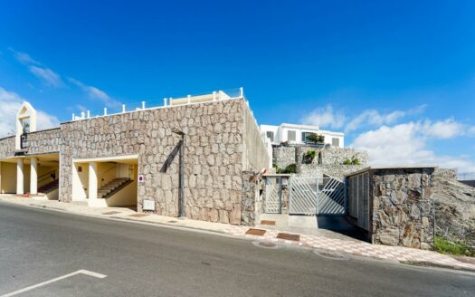 Vistas panorámicas que emocionan – piscina climatizada y posibilidad de licencia VV