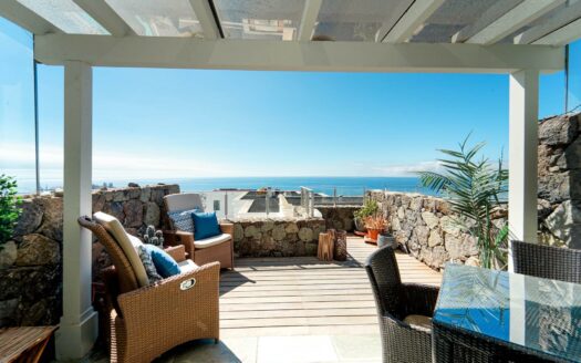 Vistas panorámicas que emocionan – piscina climatizada y posibilidad de licencia VV