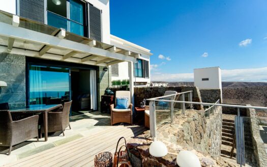 Vistas panorámicas que emocionan – piscina climatizada y posibilidad de licencia VV