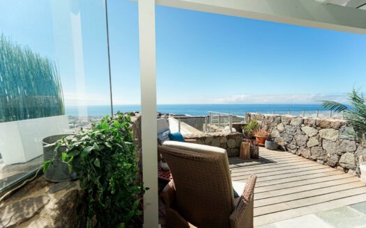 Vistas panorámicas que emocionan – piscina climatizada y posibilidad de licencia VV