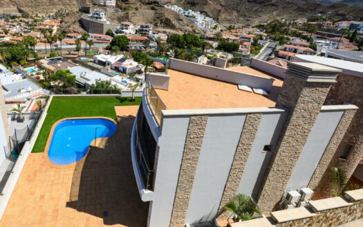Exclusive Villa with Panoramic Views in Tauro
