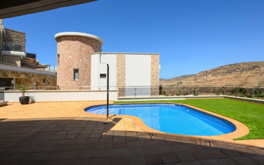 Exclusive Villa with Panoramic Views in Tauro