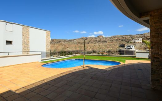 Exclusive Villa with Panoramic Views in Tauro