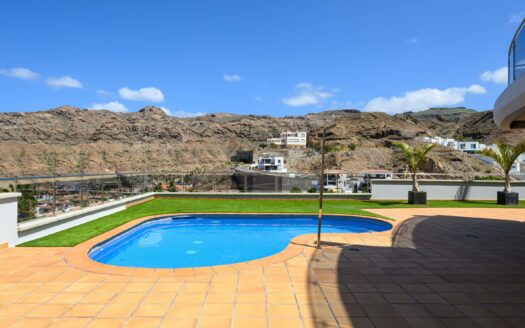 Exclusive Villa with Panoramic Views in Tauro