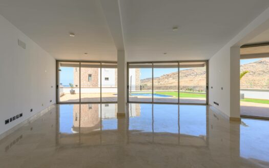 Exclusive Villa with Panoramic Views in Tauro