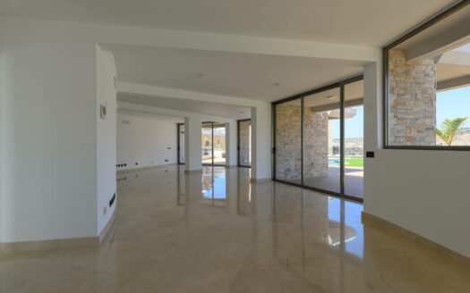 Exclusive Villa with Panoramic Views in Tauro