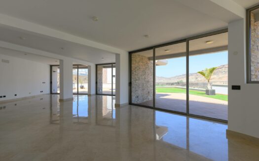 Exclusive Villa with Panoramic Views in Tauro