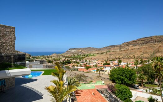 Exclusive Villa with Panoramic Views in Tauro