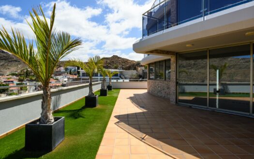 Exclusive Villa with Panoramic Views in Tauro