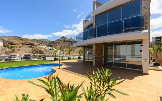 Exclusive Villa with Panoramic Views in Tauro
