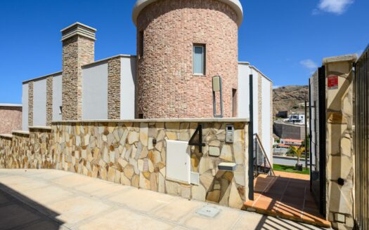 Exclusive Villa with Panoramic Views in Tauro