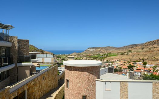 Exclusive Villa with Panoramic Views in Tauro