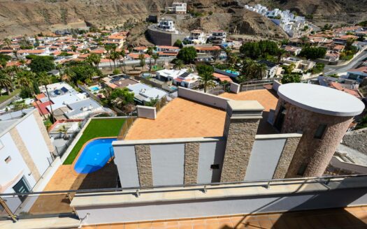 Exclusive Villa with Panoramic Views in Tauro