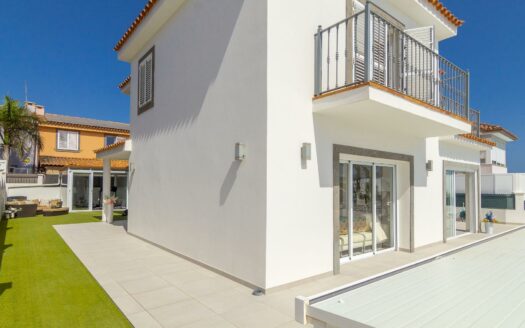 VILLA DE LUJO RECIÉN RENOVADA A POCOS PASOS DEL CENTRO DE MELONERAS. PISCINA PRIVADA CLIMATIZADA. GARAJE TRIPLE. UBICACIÓN PRIVILEGADA FRENTE A VILLA DEL CONDE.