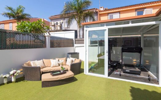 VILLA DE LUJO RECIÉN RENOVADA A POCOS PASOS DEL CENTRO DE MELONERAS. PISCINA PRIVADA CLIMATIZADA. GARAJE TRIPLE. UBICACIÓN PRIVILEGADA FRENTE A VILLA DEL CONDE.