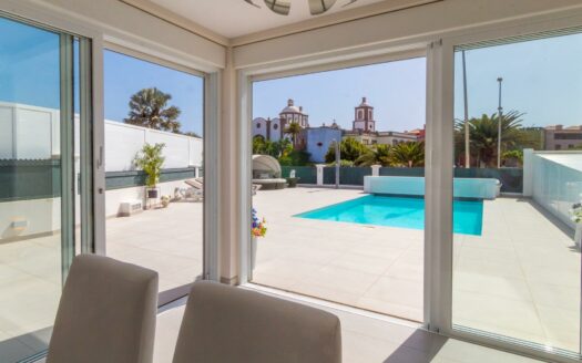 VILLA DE LUJO RECIÉN RENOVADA A POCOS PASOS DEL CENTRO DE MELONERAS. PISCINA PRIVADA CLIMATIZADA. GARAJE TRIPLE. UBICACIÓN PRIVILEGADA FRENTE A VILLA DEL CONDE.