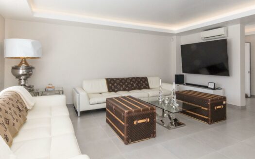 VILLA DE LUJO RECIÉN RENOVADA A POCOS PASOS DEL CENTRO DE MELONERAS. PISCINA PRIVADA CLIMATIZADA. GARAJE TRIPLE. UBICACIÓN PRIVILEGADA FRENTE A VILLA DEL CONDE.