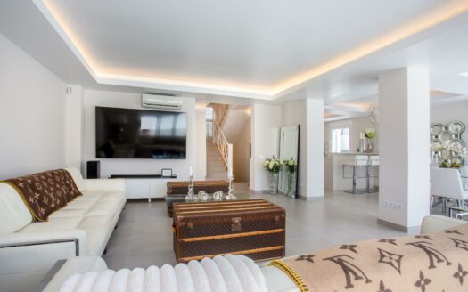 VILLA DE LUJO RECIÉN RENOVADA A POCOS PASOS DEL CENTRO DE MELONERAS. PISCINA PRIVADA CLIMATIZADA. GARAJE TRIPLE. UBICACIÓN PRIVILEGADA FRENTE A VILLA DEL CONDE.