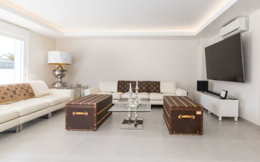 VILLA DE LUJO RECIÉN RENOVADA A POCOS PASOS DEL CENTRO DE MELONERAS. PISCINA PRIVADA CLIMATIZADA. GARAJE TRIPLE. UBICACIÓN PRIVILEGADA FRENTE A VILLA DEL CONDE.