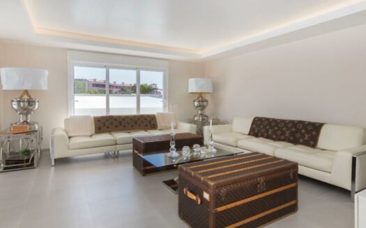 VILLA DE LUJO RECIÉN RENOVADA A POCOS PASOS DEL CENTRO DE MELONERAS. PISCINA PRIVADA CLIMATIZADA. GARAJE TRIPLE. UBICACIÓN PRIVILEGADA FRENTE A VILLA DEL CONDE.