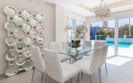 VILLA DE LUJO RECIÉN RENOVADA A POCOS PASOS DEL CENTRO DE MELONERAS. PISCINA PRIVADA CLIMATIZADA. GARAJE TRIPLE. UBICACIÓN PRIVILEGADA FRENTE A VILLA DEL CONDE.