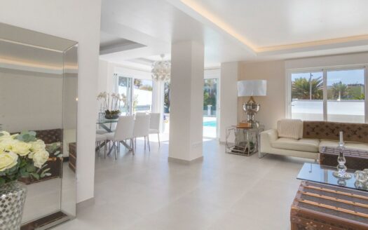 VILLA DE LUJO RECIÉN RENOVADA A POCOS PASOS DEL CENTRO DE MELONERAS. PISCINA PRIVADA CLIMATIZADA. GARAJE TRIPLE. UBICACIÓN PRIVILEGADA FRENTE A VILLA DEL CONDE.