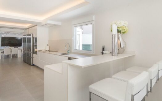 VILLA DE LUJO RECIÉN RENOVADA A POCOS PASOS DEL CENTRO DE MELONERAS. PISCINA PRIVADA CLIMATIZADA. GARAJE TRIPLE. UBICACIÓN PRIVILEGADA FRENTE A VILLA DEL CONDE.