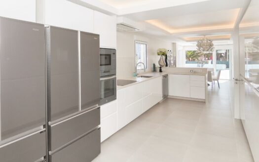 VILLA DE LUJO RECIÉN RENOVADA A POCOS PASOS DEL CENTRO DE MELONERAS. PISCINA PRIVADA CLIMATIZADA. GARAJE TRIPLE. UBICACIÓN PRIVILEGADA FRENTE A VILLA DEL CONDE.