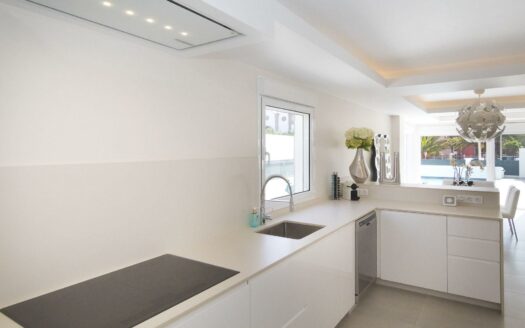 VILLA DE LUJO RECIÉN RENOVADA A POCOS PASOS DEL CENTRO DE MELONERAS. PISCINA PRIVADA CLIMATIZADA. GARAJE TRIPLE. UBICACIÓN PRIVILEGADA FRENTE A VILLA DEL CONDE.