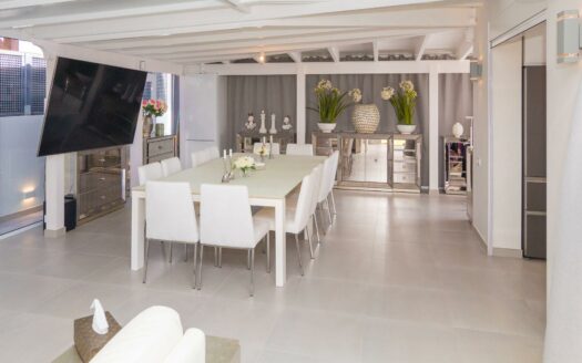 VILLA DE LUJO RECIÉN RENOVADA A POCOS PASOS DEL CENTRO DE MELONERAS. PISCINA PRIVADA CLIMATIZADA. GARAJE TRIPLE. UBICACIÓN PRIVILEGADA FRENTE A VILLA DEL CONDE.