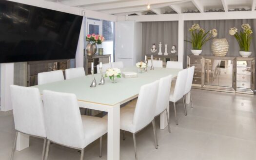 VILLA DE LUJO RECIÉN RENOVADA A POCOS PASOS DEL CENTRO DE MELONERAS. PISCINA PRIVADA CLIMATIZADA. GARAJE TRIPLE. UBICACIÓN PRIVILEGADA FRENTE A VILLA DEL CONDE.