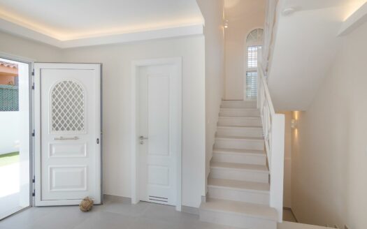 VILLA DE LUJO RECIÉN RENOVADA A POCOS PASOS DEL CENTRO DE MELONERAS. PISCINA PRIVADA CLIMATIZADA. GARAJE TRIPLE. UBICACIÓN PRIVILEGADA FRENTE A VILLA DEL CONDE.