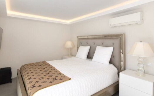 VILLA DE LUJO RECIÉN RENOVADA A POCOS PASOS DEL CENTRO DE MELONERAS. PISCINA PRIVADA CLIMATIZADA. GARAJE TRIPLE. UBICACIÓN PRIVILEGADA FRENTE A VILLA DEL CONDE.