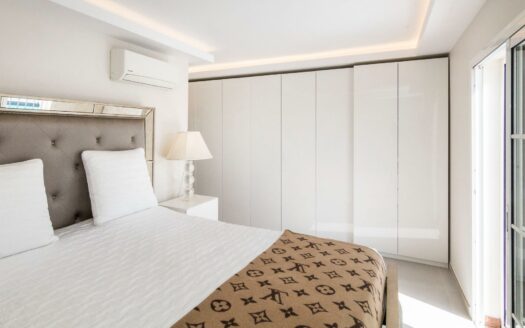 VILLA DE LUJO RECIÉN RENOVADA A POCOS PASOS DEL CENTRO DE MELONERAS. PISCINA PRIVADA CLIMATIZADA. GARAJE TRIPLE. UBICACIÓN PRIVILEGADA FRENTE A VILLA DEL CONDE.