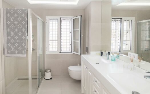 VILLA DE LUJO RECIÉN RENOVADA A POCOS PASOS DEL CENTRO DE MELONERAS. PISCINA PRIVADA CLIMATIZADA. GARAJE TRIPLE. UBICACIÓN PRIVILEGADA FRENTE A VILLA DEL CONDE.