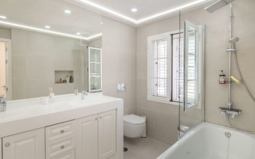 VILLA DE LUJO RECIÉN RENOVADA A POCOS PASOS DEL CENTRO DE MELONERAS. PISCINA PRIVADA CLIMATIZADA. GARAJE TRIPLE. UBICACIÓN PRIVILEGADA FRENTE A VILLA DEL CONDE.