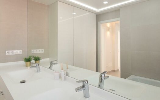 VILLA DE LUJO RECIÉN RENOVADA A POCOS PASOS DEL CENTRO DE MELONERAS. PISCINA PRIVADA CLIMATIZADA. GARAJE TRIPLE. UBICACIÓN PRIVILEGADA FRENTE A VILLA DEL CONDE.