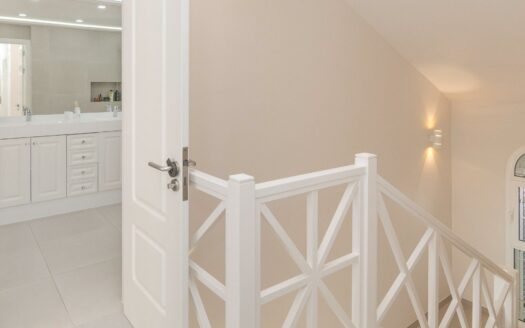 VILLA DE LUJO RECIÉN RENOVADA A POCOS PASOS DEL CENTRO DE MELONERAS. PISCINA PRIVADA CLIMATIZADA. GARAJE TRIPLE. UBICACIÓN PRIVILEGADA FRENTE A VILLA DEL CONDE.