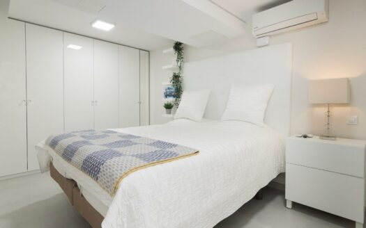 VILLA DE LUJO RECIÉN RENOVADA A POCOS PASOS DEL CENTRO DE MELONERAS. PISCINA PRIVADA CLIMATIZADA. GARAJE TRIPLE. UBICACIÓN PRIVILEGADA FRENTE A VILLA DEL CONDE.