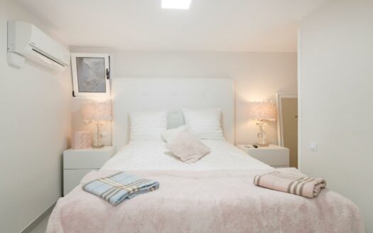 VILLA DE LUJO RECIÉN RENOVADA A POCOS PASOS DEL CENTRO DE MELONERAS. PISCINA PRIVADA CLIMATIZADA. GARAJE TRIPLE. UBICACIÓN PRIVILEGADA FRENTE A VILLA DEL CONDE.