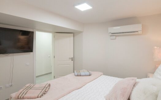 VILLA DE LUJO RECIÉN RENOVADA A POCOS PASOS DEL CENTRO DE MELONERAS. PISCINA PRIVADA CLIMATIZADA. GARAJE TRIPLE. UBICACIÓN PRIVILEGADA FRENTE A VILLA DEL CONDE.