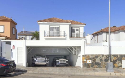 VILLA DE LUJO RECIÉN RENOVADA A POCOS PASOS DEL CENTRO DE MELONERAS. PISCINA PRIVADA CLIMATIZADA. GARAJE TRIPLE. UBICACIÓN PRIVILEGADA FRENTE A VILLA DEL CONDE.