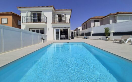 VILLA DE LUJO RECIÉN RENOVADA A POCOS PASOS DEL CENTRO DE MELONERAS. PISCINA PRIVADA CLIMATIZADA. GARAJE TRIPLE. UBICACIÓN PRIVILEGADA FRENTE A VILLA DEL CONDE.