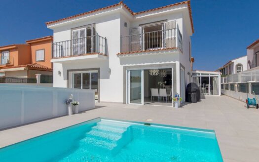 VILLA DE LUJO RECIÉN RENOVADA A POCOS PASOS DEL CENTRO DE MELONERAS. PISCINA PRIVADA CLIMATIZADA. GARAJE TRIPLE. UBICACIÓN PRIVILEGADA FRENTE A VILLA DEL CONDE.