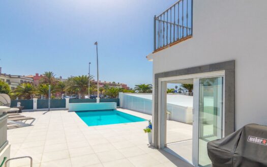 VILLA DE LUJO RECIÉN RENOVADA A POCOS PASOS DEL CENTRO DE MELONERAS. PISCINA PRIVADA CLIMATIZADA. GARAJE TRIPLE. UBICACIÓN PRIVILEGADA FRENTE A VILLA DEL CONDE.