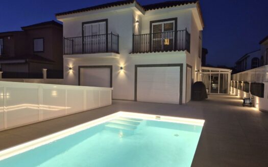 VILLA DE LUJO RECIÉN RENOVADA A POCOS PASOS DEL CENTRO DE MELONERAS. PISCINA PRIVADA CLIMATIZADA. GARAJE TRIPLE. UBICACIÓN PRIVILEGADA FRENTE A VILLA DEL CONDE.