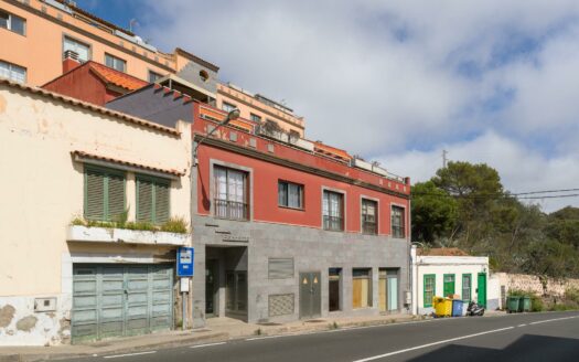 Penthouse with large terrace on private rooftop in Monte Lentiscal