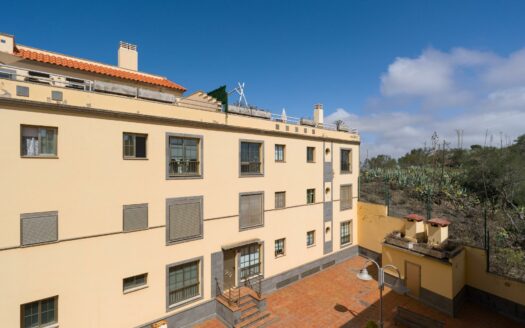 Penthouse with large terrace on private rooftop in Monte Lentiscal