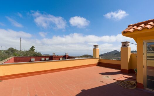 Penthouse with large terrace on private rooftop in Monte Lentiscal
