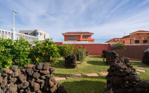 Detached chalet with pool and garden in La Garita